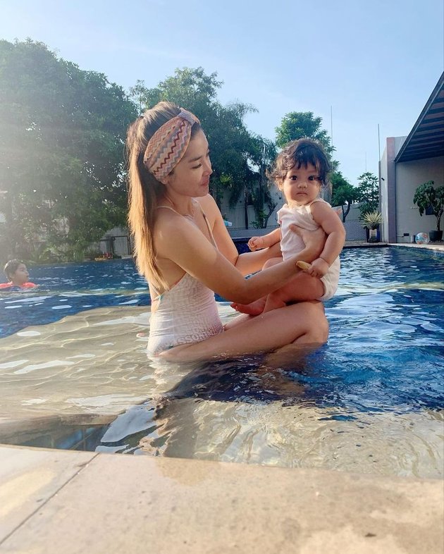 Rarely Highlighted, 8 Adorable Photos of Eva Anindita's Youngest Daughter Who is Growing Up