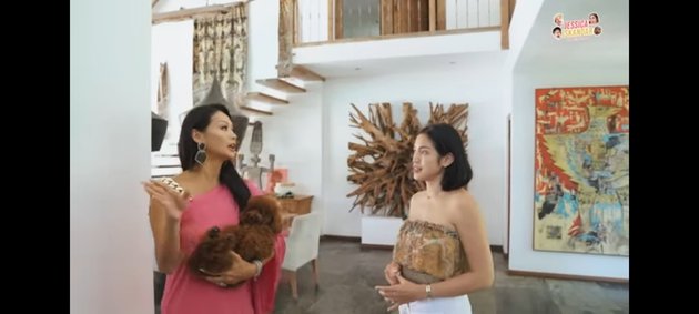 Jessica Iskandar mengajak KLovers untuk melihat keindahan rumah Indah Kalalo yang merupakan artis senior tanah air. Simak sampai akhir, bikin kagum terpesona dengan rumahnya!