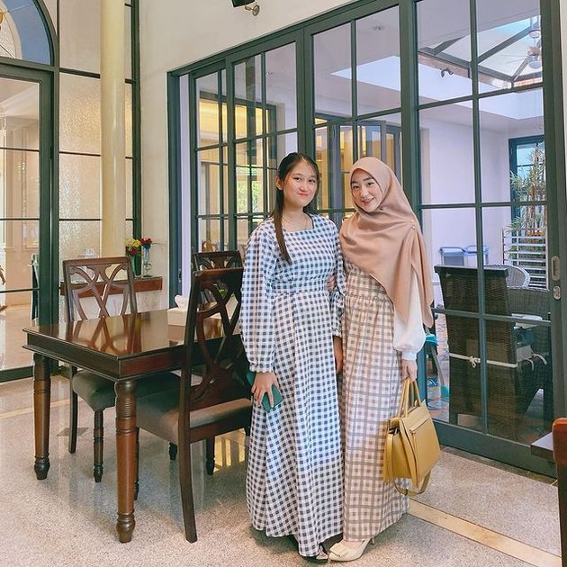Larissa Chou diketahui memiliki seorang adik kandung yang bernama Cathleen Tricia. Meski jarang mengunggah kebersamaan, keduanya bisa dibilang sangat dekat.