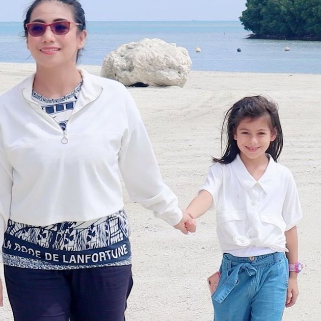 Rarely Highlighted, 9 Photos of Siti KDI and Her Beautiful Turkish Daughter - Always Together!