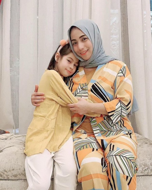 Rarely Highlighted, 9 Photos of Siti KDI and Her Beautiful Turkish Daughter - Always Together!