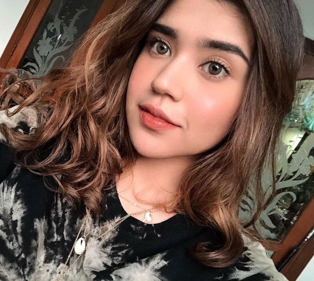 Rarely Seen, Here are 10 Beautiful Photos of Azella Alhamid, Elvy Sukaesih's Gorgeous Granddaughter Like Barbie
