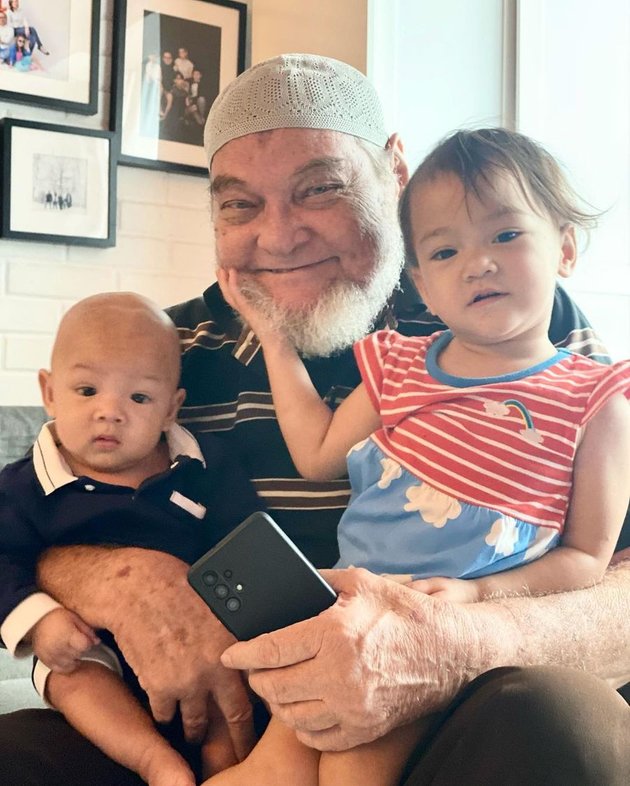 Rarely Spotlighted, Here are 7 Photos of Handsome White Grandfather Albert Frederick Ratuliu - Mona Ratuliu's Father who Loves His Grandchildren