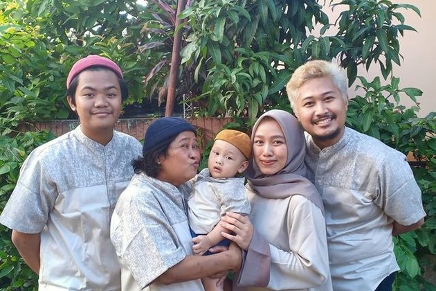 Rarely Highlighted, These Are 8 Warm and Compact Moments of Suti Karno 'Atun' with Her Two Adopted Children