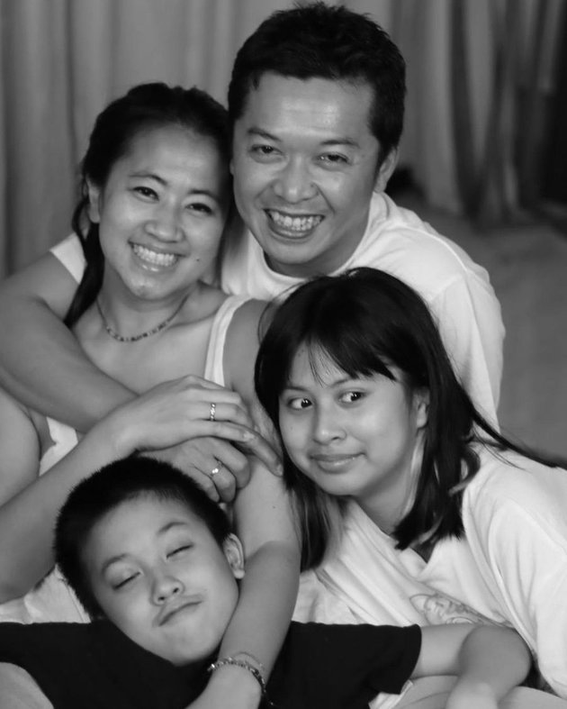 Rarely Seen, Here are 8 Harmonious Portraits of Taufik Hidayat and Amy Gumelar's Family - 15 Years Together & Blessed with Two Children