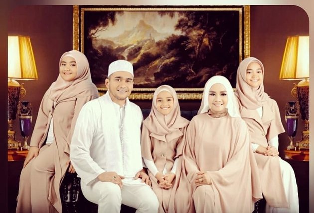 Inilah potret harmonis Iyeth Bustami bersama suami dan anak-anaknya.