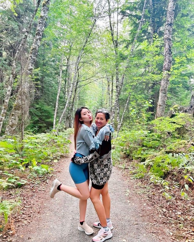 Rarely Show Togetherness, Peek at 8 Fun Photos of Natasha Wilona Meeting Her Brother in Canada