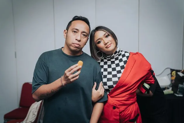 Marion Jola dan Dennis Talakua