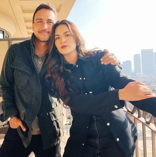 Rarely Show Affection, Photos of Raisa and Hamish Daud that Make Netizens Jealous - Embracing Happiness While Singing