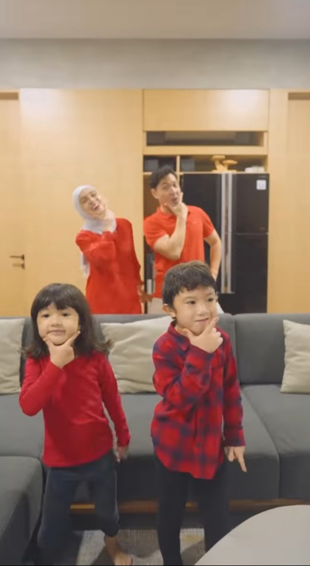 Far from Negative News, 7 Portraits of Nycta Gina and Rizky Kinos' Family Fun - Funny Behavior of the Children Makes You Adore