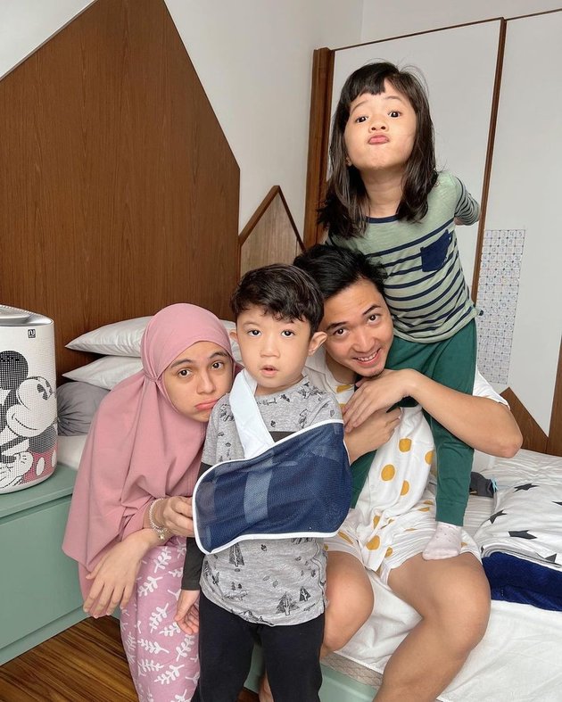 Far from Negative News, 7 Portraits of Nycta Gina and Rizky Kinos' Family Fun - Funny Behavior of the Children Makes You Adore