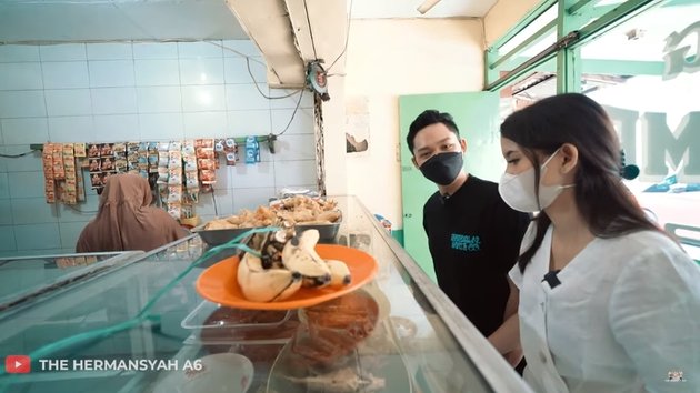 Far from Luxurious Impression, Peek at 9 Moments Azriel Hermansyah Invites Sarah Menzel to Have Lunch at Warteg - Affectionate while Feeding Each Other