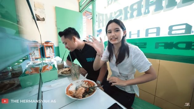 Far from Luxurious Impression, Peek at 9 Moments Azriel Hermansyah Invites Sarah Menzel to Have Lunch at Warteg - Affectionate while Feeding Each Other