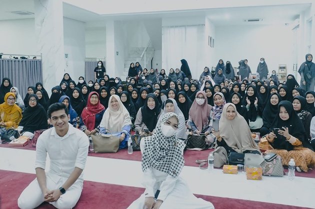 Ahead of the Wedding, Here are 10 Photos of Ria Ricis' Religious Gathering with Students - Teuku Ryan Bows to Mother and Asks for Prayers