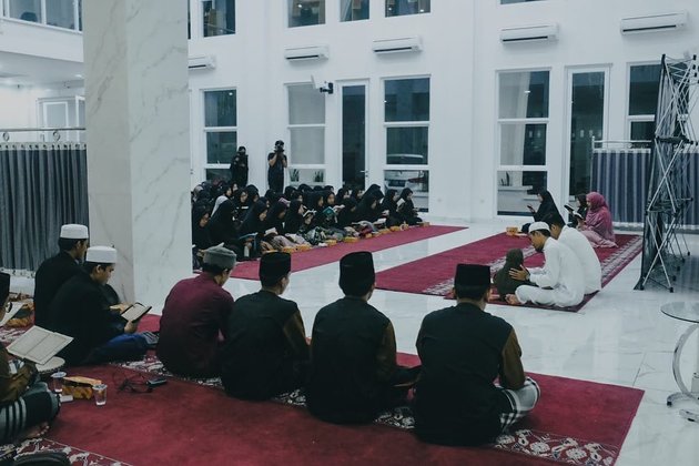 Ahead of the Wedding, Here are 10 Photos of Ria Ricis' Religious Gathering with Students - Teuku Ryan Bows to Mother and Asks for Prayers