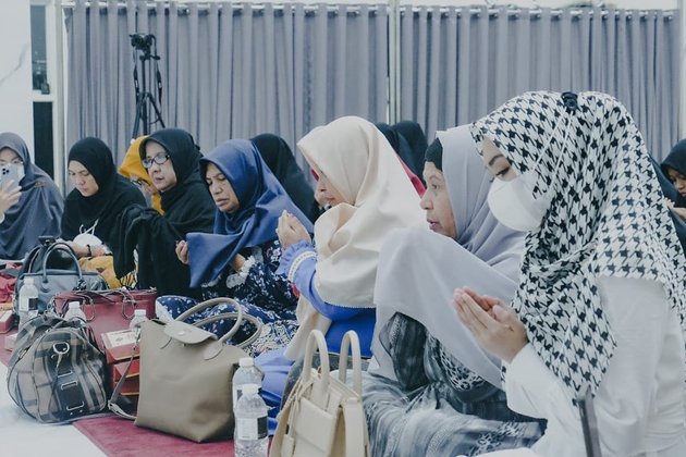 Ahead of the Wedding, Here are 10 Photos of Ria Ricis' Religious Gathering with Students - Teuku Ryan Bows to Mother and Asks for Prayers