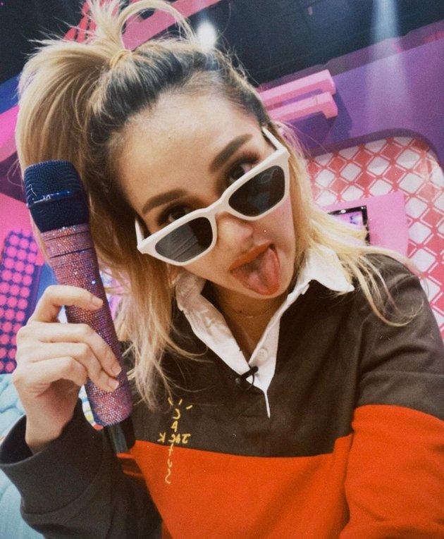 Approaching 30 Years Old, Here's a Series of Ayu Ting Ting's Photos that Show Her Casual Style Like a Teenager - Enjoy Hanging Out at a Trendy Coffee Shop and Taking Selfies While Eating Ice Cream