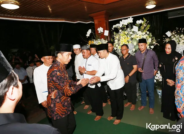 Jokowi hadir di antara ratusan pelayat. Presiden Indonesia ke-7 ini sedianya akan memimpin upacara pemakaman di TMP Kalibata, Minggu (2/6).