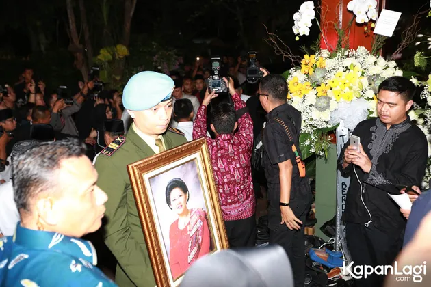 Kerabat, politisi, tokoh ternama, hingga selebriti turut melayat ke rumah duka. Tak ketinggalan warga sekitar yang datang untuk menyampaikan bela sungkawa kepada keluarga SBY.