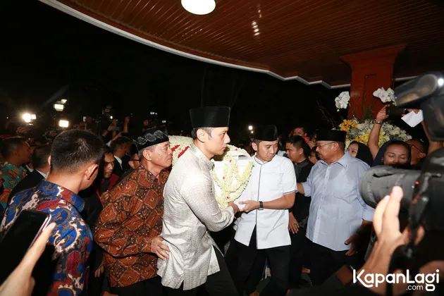 Jenazah Ani Yudhoyono tiba di Puri Cikeas setelah diterbangkan dari Singapura dan mendarat di Halim Perdana Kusuma Jakarta pukul 10 malam. Agus Harimurti dan Ibas membopong peti jenazah ibunda mereka memasuki Puri Cikeas.Â 