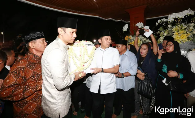 Agus Harimurti Yudhoyono dan Ibas berjalan paling depan ketika mengangkat peti jenazah Ani Yudhoyono.Â 