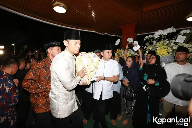 Tangis tak bisa dihindari oleh kedua putra SBY dan Ani Yudhoyono ini.Â 