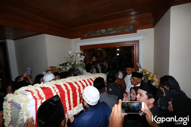 Tidak semua pelayat bisa masuk ke dalam rumah. Warga yang datang pun harus melalui metal detector.
