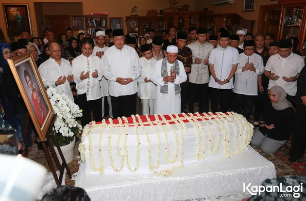 Duka dirasakan begitu mendalam oleh SBY. Telah 43 tahun ia dan Ani Yudhoyono menjalani kehidupan rumah tangga.Â 