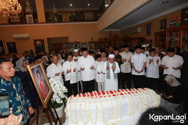 Ibu Ani Yudhoyono akan dimakamkan tepat di sebelah makam Habibie Ainun.Â 