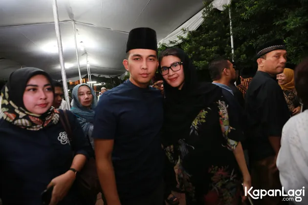 Naga Lyla dan istri juga turut hadir melayat. Dari pantauan KapanLagi.com, tampak hadir juga Ivan Gunawan.Â 