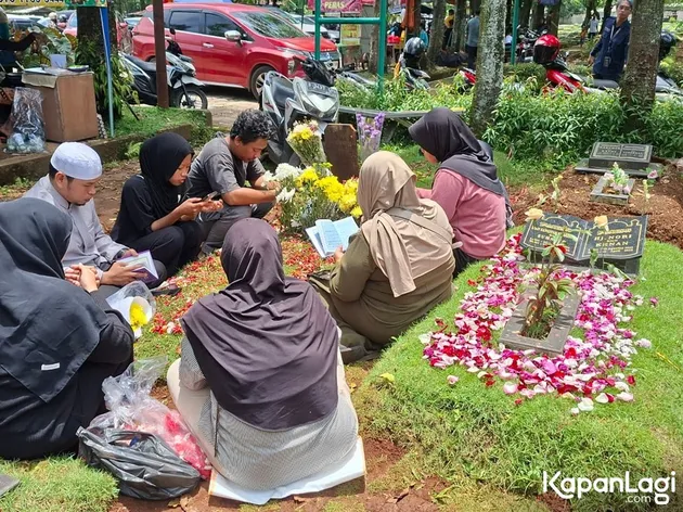 keluarga di makam Cucu Mbok Nori