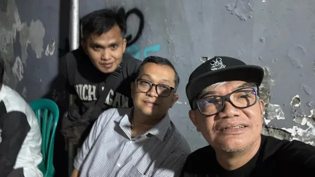 Dimakamkan pukul 10 malam