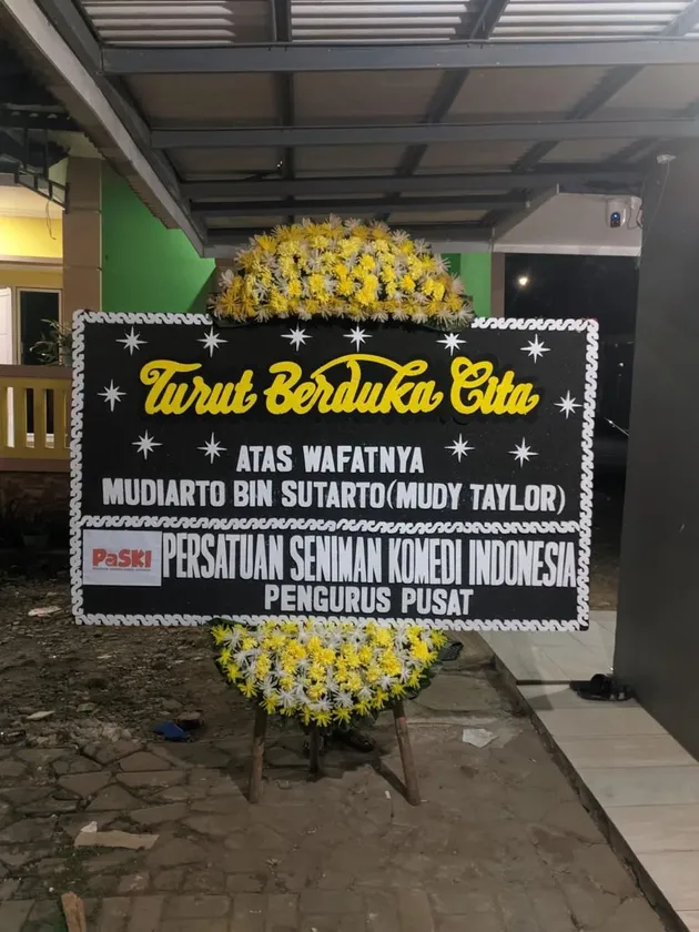 Rekan komedian datang