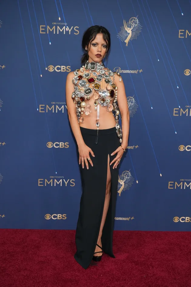Jenna Ortega vintage look