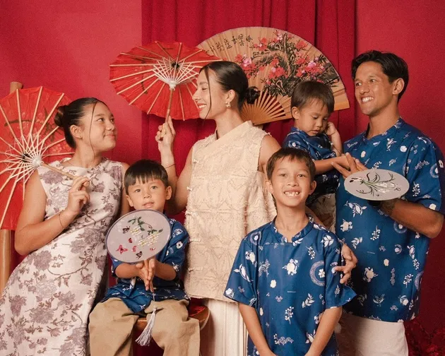 Jennifer Bachdim photoshoot keluarga