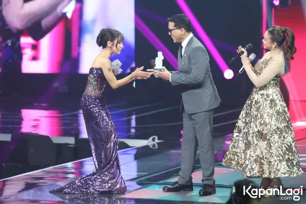 Jennifer Coppen Terima Piala