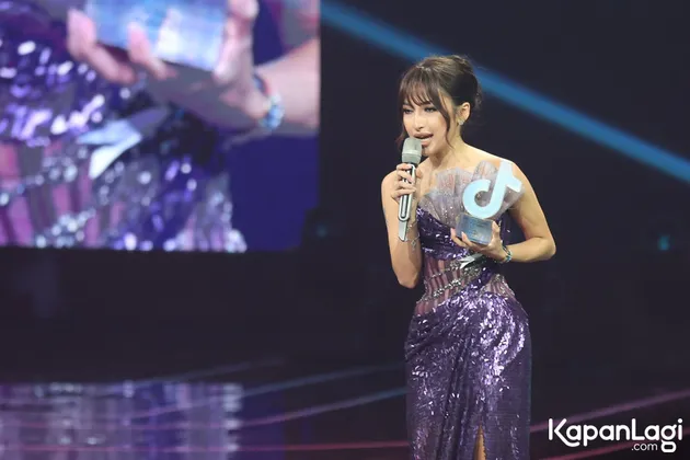 Jennifer Coppen Pakai Gaun Ungu