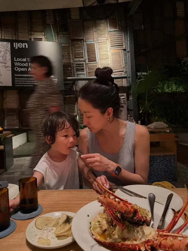 Jeon Hye Bin Makan Bareng Anak