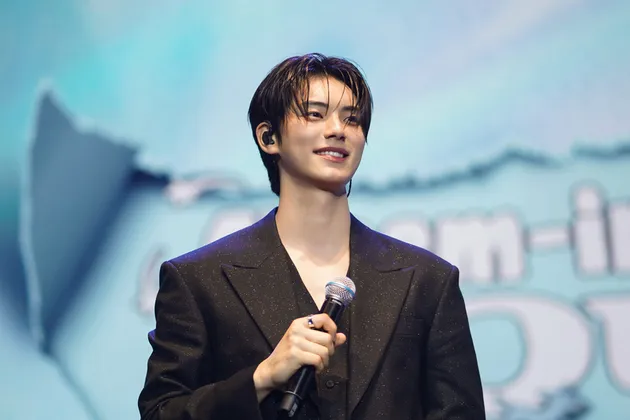 Lee Chae Min Pakai Jas Hitam