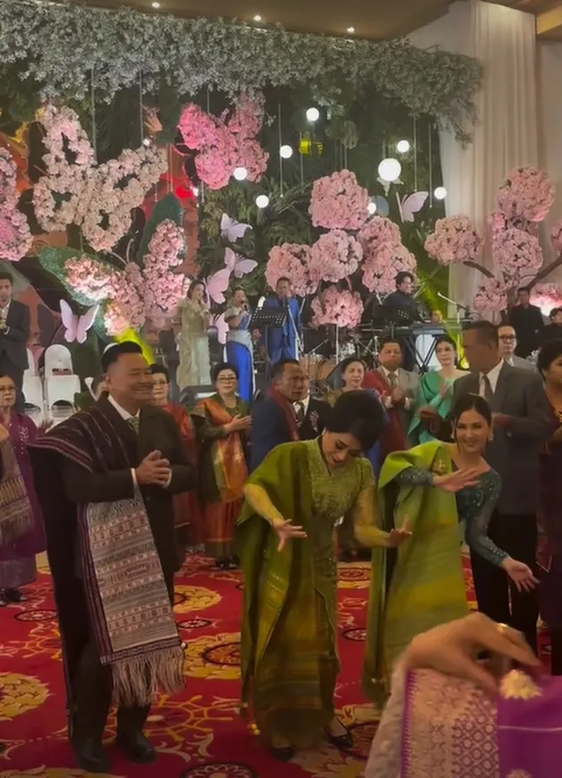 Jessica Mila menari khas Batak