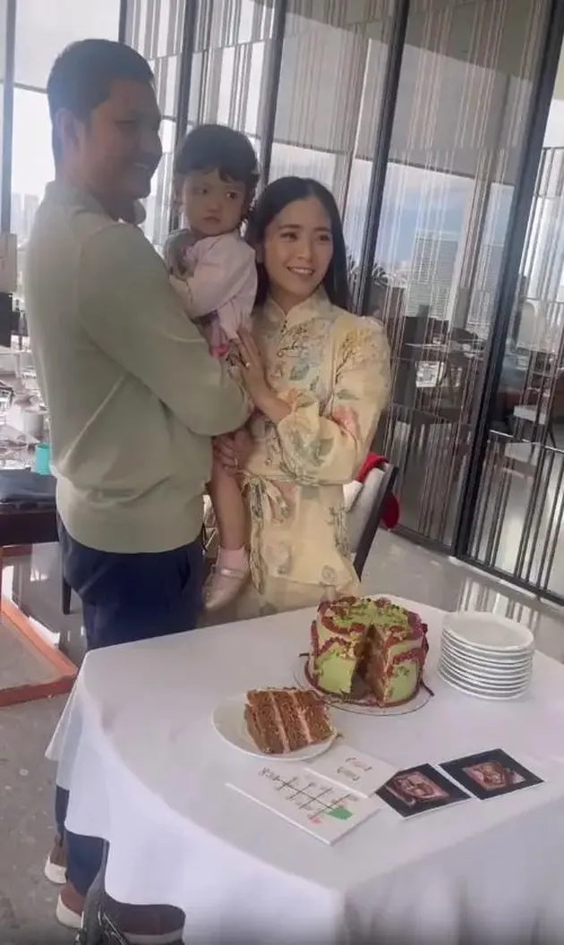 Jessica Tanoe ditemani Jonathan dan Julia