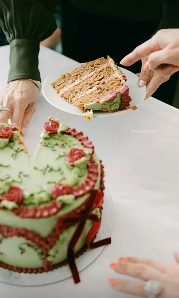 Jessica Tanoe potong kue