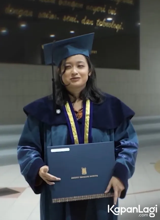 Jessie Manopo Wisuda ITB