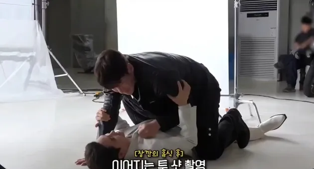 Beraksi di saat pemotretan