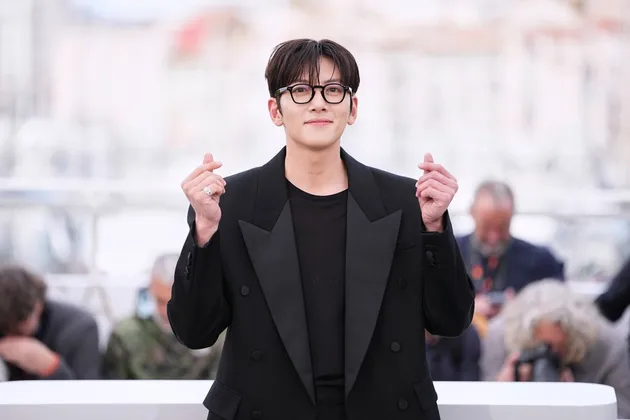 Ji Chang Wook Pose FInger Heart