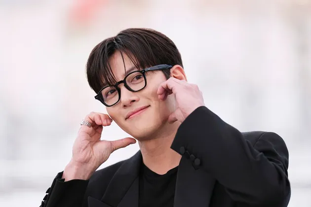 Ji Chang Wook Pose Apple Cheek