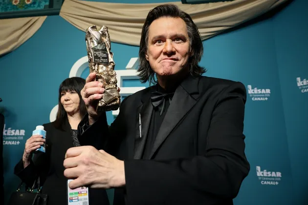 Jim Carrey mengangkat trofi Cesar Awards