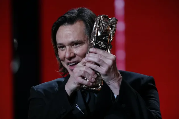 Jim Carrey Terima Cesar Awards