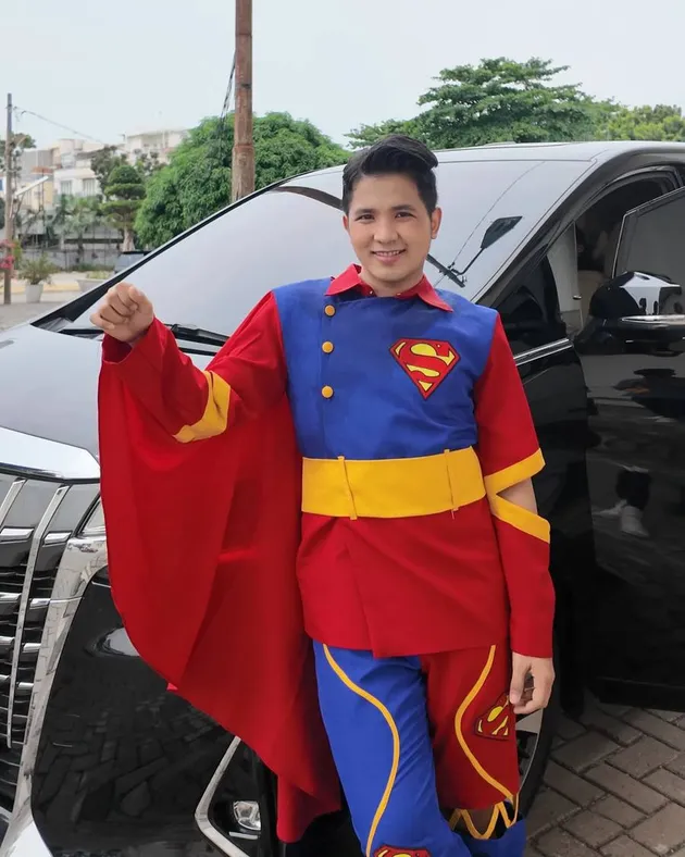 Jirayut pakai kostum Superman