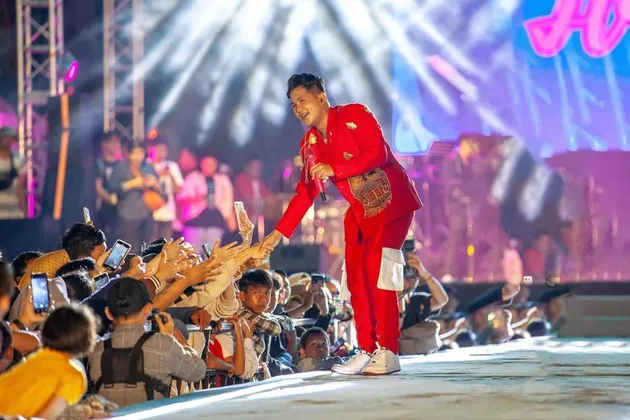 Jirayut sapa fans dari atas panggung